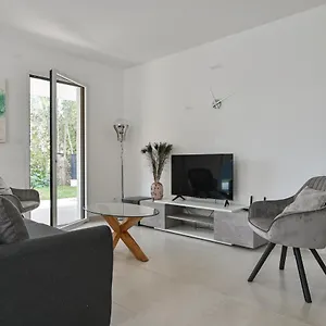 T3 Neuf – C13 - Jardin-terrasse Et Piscine – Accès Direct Plages Et Centre Village Appartement